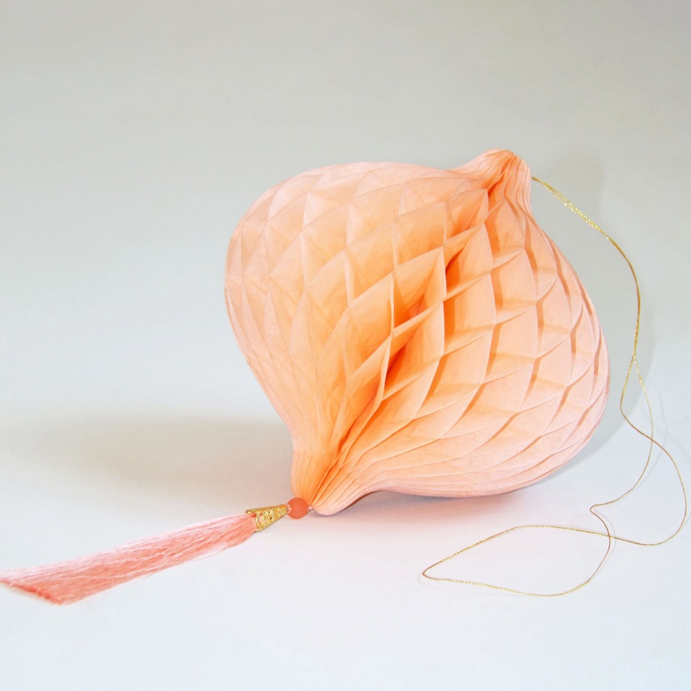 Бумажное украшение Шар-соты с кисточкой 10 см, персиковый Бумажное украшение Шар-соты с кисточкой 10 см, персиковый