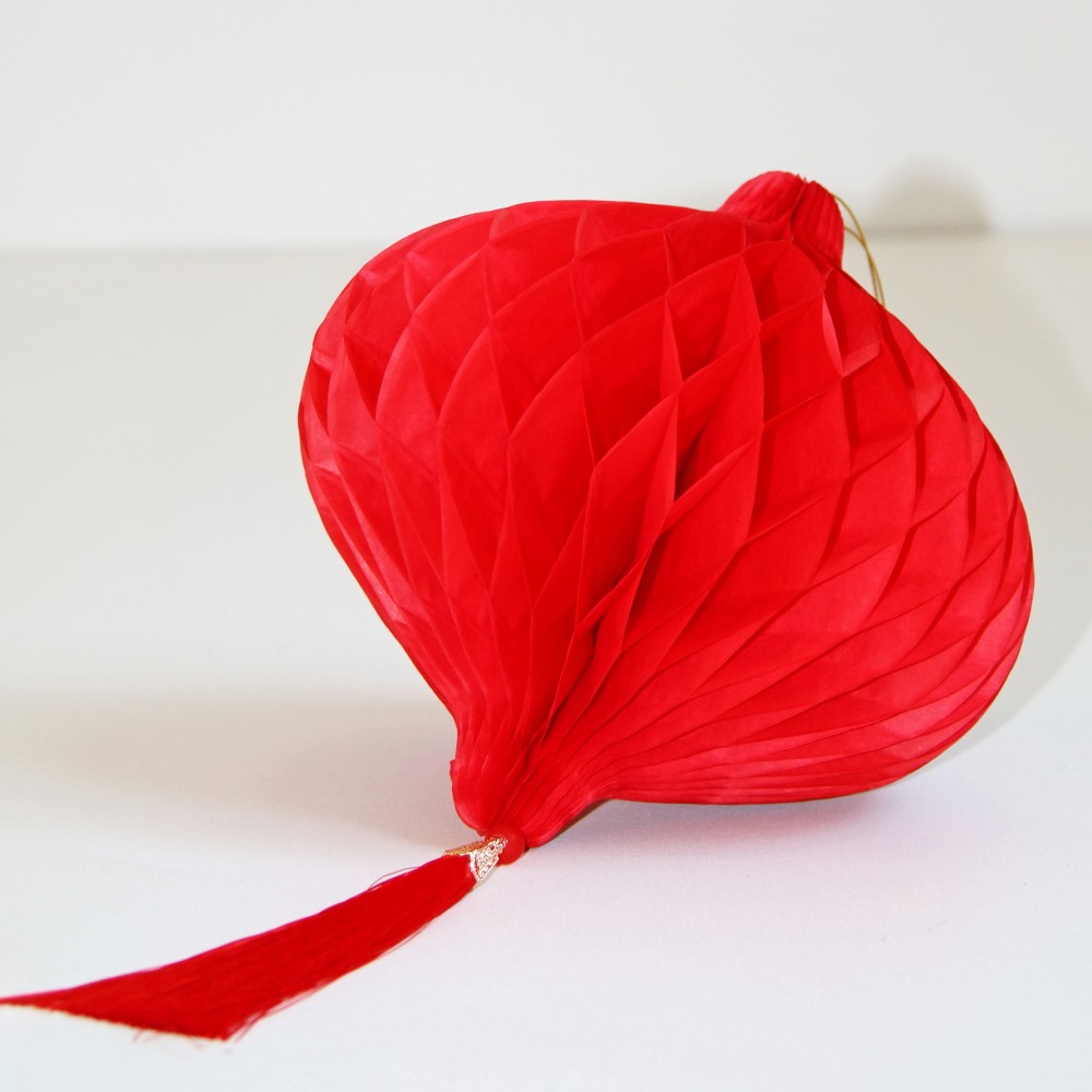 Бумажное украшение Шар-соты с кисточкой 10 см, красный Бумажное украшение Шар-соты с кисточкой 10 см, красный